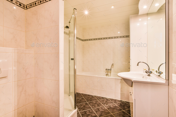 the ensuite shower and sink in the master ensu Stock Photo by